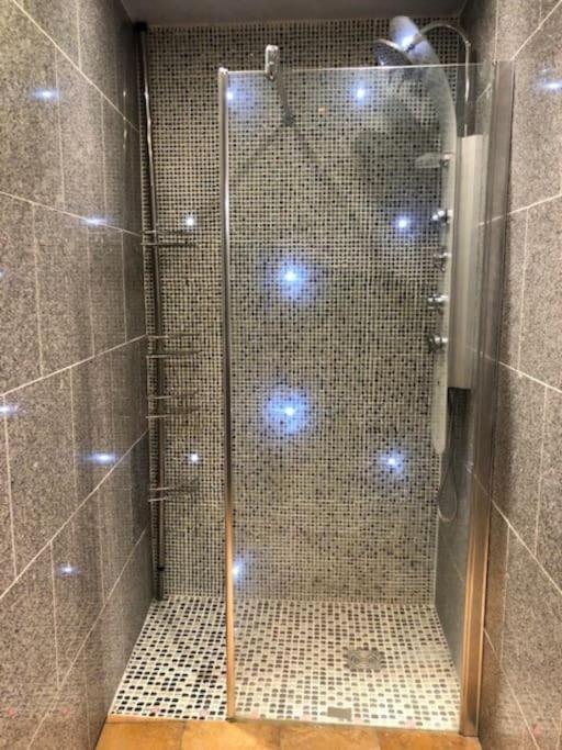 Cosy Studio Design With Modern Bathroom Vaureal Exteriör bild