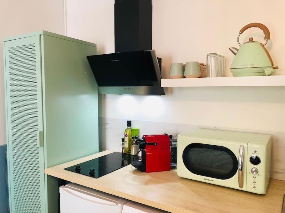 Cosy Studio Design With Modern Bathroom Vaureal Exteriör bild