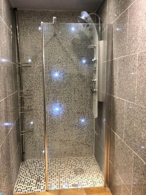 Cosy Studio Design With Modern Bathroom Vaureal Exteriör bild