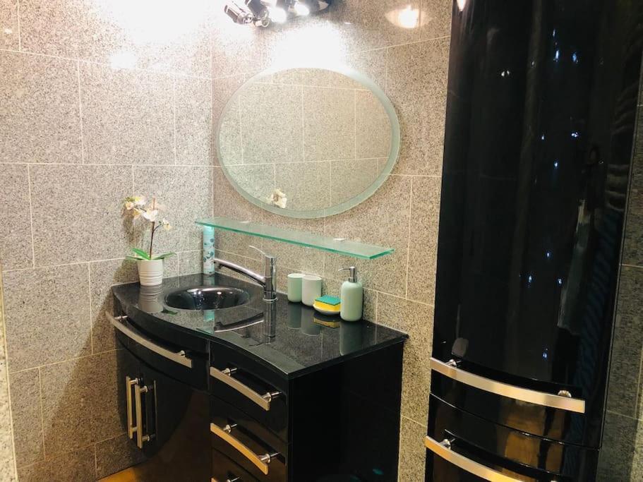Cosy Studio Design With Modern Bathroom Vaureal Exteriör bild