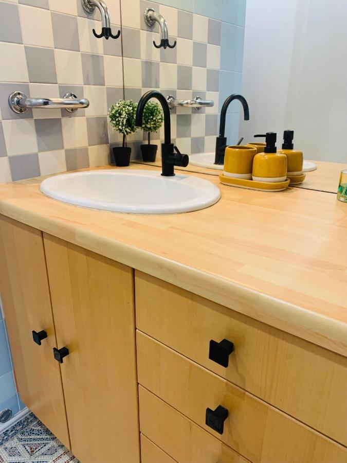 Cosy Studio Design With Modern Bathroom Vaureal Exteriör bild