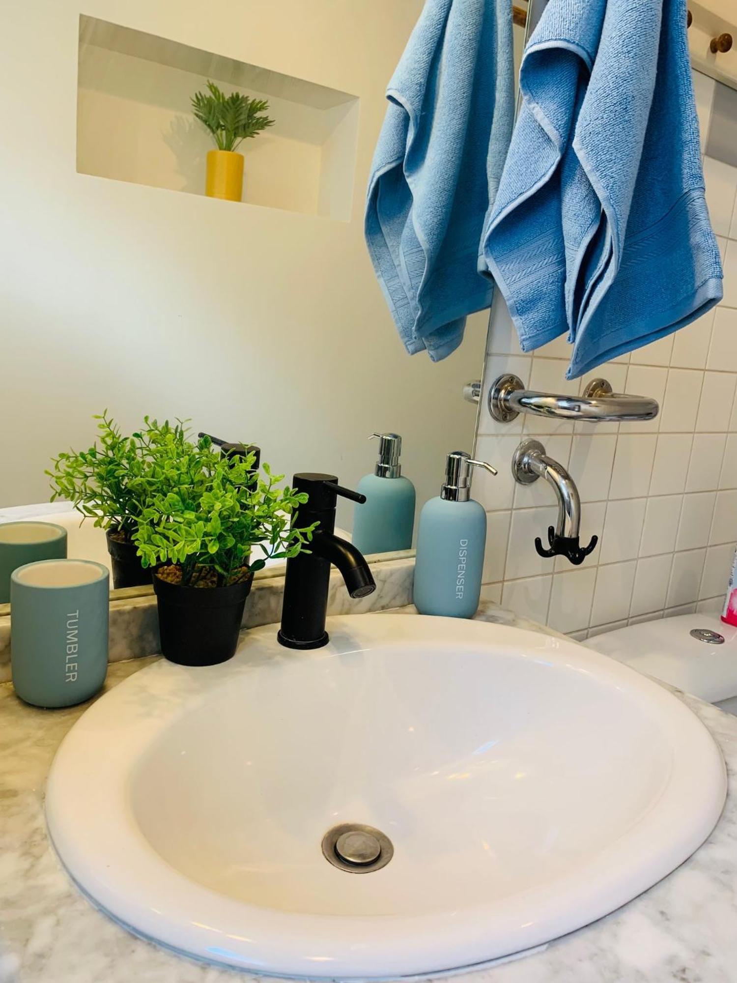 Cosy Studio Design With Modern Bathroom Vaureal Exteriör bild